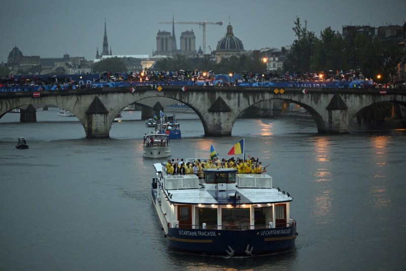 Delegația României a defilat la ceremonia de deschidere a Jocurilor Olimpice. Ionela şi Marius Cozmiuc, purtătorii de drapel / FOTO cu „Team Romania” pe Sena