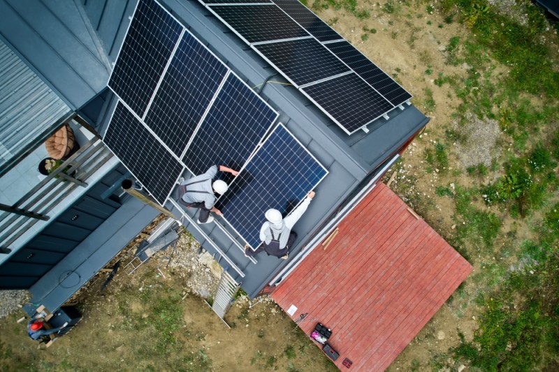 Instalare panouri fotovoltaice. Foto: Shutterstock