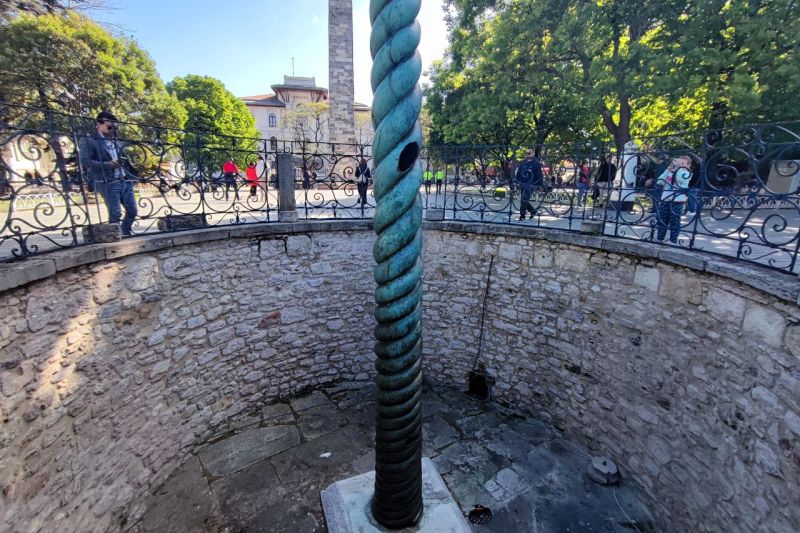 Cum a ajuns la Istanbul Coloana Șerpilor, monument făurit din armele și armurile perșilor învinși de greci la Plateea