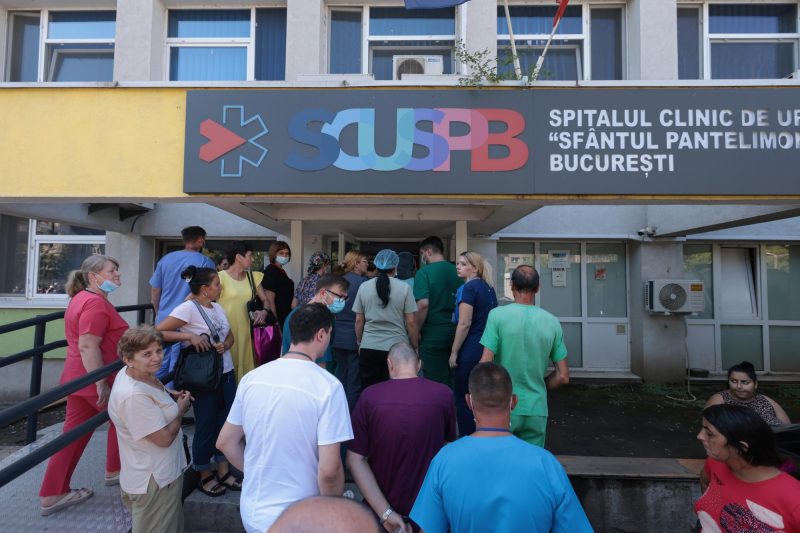 Cadre medicale de la spitalul Sfântul Pantelimon își anunță demisiile în fața spitalului din București, 8 august 2024. Inquam Photos / George Călin