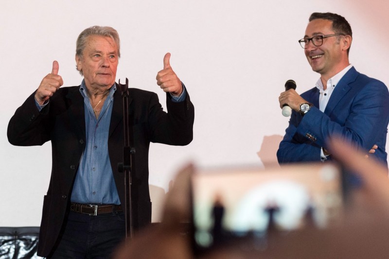 Actorul francez Alain Delon salută publicul de la TIFF, alături de Tudor Giurgiu, directorul festivalului, în orașul Cluj Napoca 9 iunie 2017. Foto: RAUL STEF / AFP / Profimedia