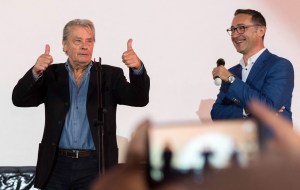 Actorul francez Alain Delon salută publicul de la TIFF, alături de Tudor Giurgiu, directorul festivalului, în orașul Cluj Napoca 9 iunie 2017. Foto: RAUL STEF / AFP / Profimedia