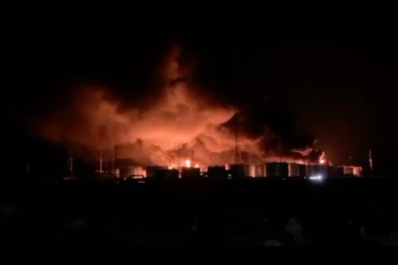 Incendiu major la un depozit de petrol din Proletarsk, regiunea Rostov, după un atac ucrainean cu dronă kamikaze. Foto: east2west news / WillWest News / Profimedia