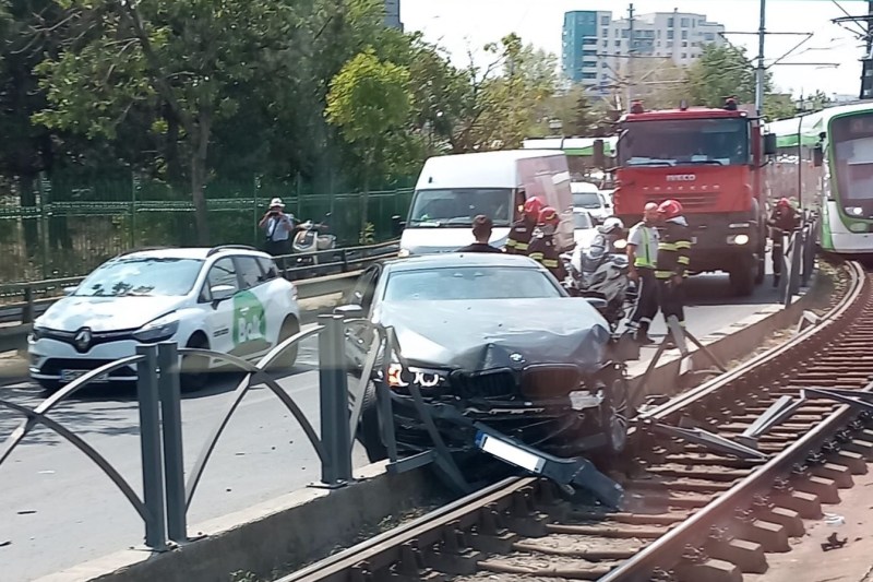 Mașina a rămas blocată pe linia de tramvai. Foto: Facebook / STB