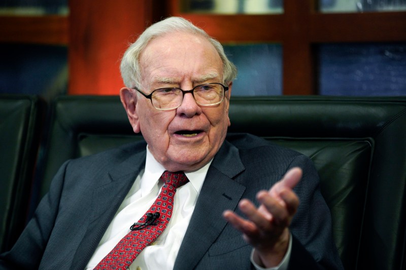 Coincidență sau plan genial? Mișcarea făcută de Warren Buffett cu acţiunile sale de la Apple