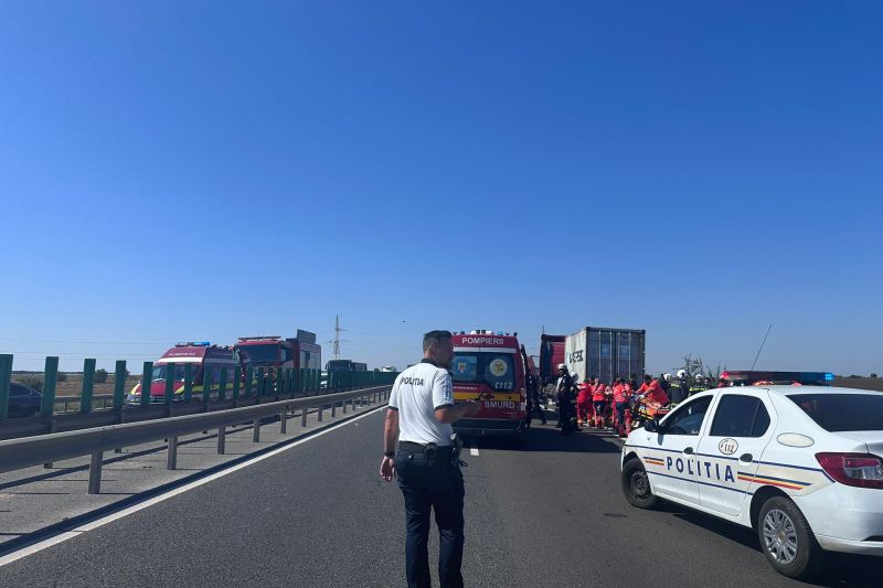 Accident grav în județul Constanța. Un microbuz a fost aruncat de pe autostradă după ce a fost lovit de un TIR. O victimă preluată cu elicopterul