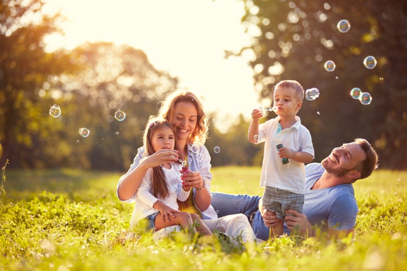 familie fericita in natura