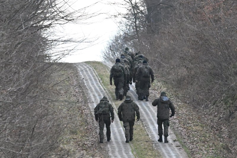 Soldati polonezi cauta drona care a intrat in spatiul aerian al Poloniei - Imagine ilustrativă din decembrie 2023 / FOTO Darek Delmanowicz / PAP / Profimedia