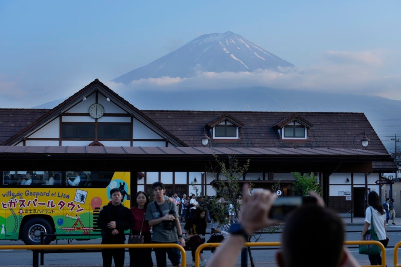 Prelata anti-turiști de la poalele muntelui Fuji a fost înlăturată. Un test pentru vizitatorii nedisciplinați