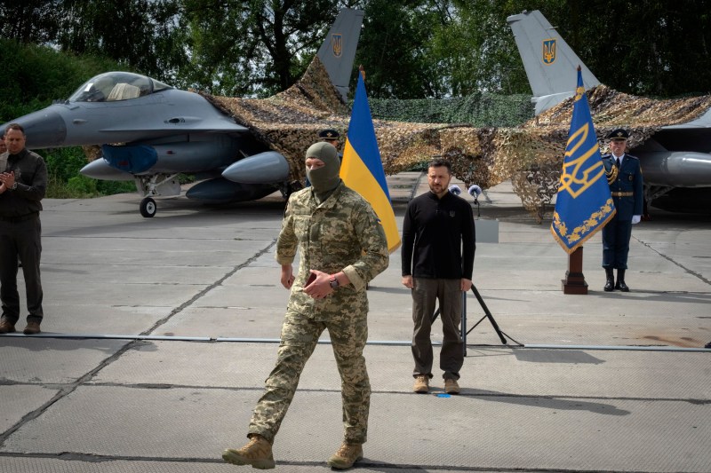 LIVE Război în Ucraina, ziua 893: Ucraina a primit primele avioane F-16 / Câte va putea desfășura în 2024 / Moscova revendică o nouă victorie pe front / Orașe din Donețk, evacuate / Imagini din satelit cu aerodromul rusesc atacat de dronele ucrainene