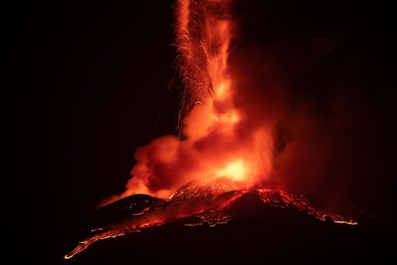 VIDEO Erupție spectaculoasă a vulcanului Etna. Aeroportul din Catania a fost închis