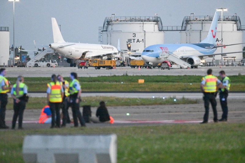 Traficul aerian din Germania, perturbat de protestele activiștilor pentru climă. Zborurile de pe două aeroporturi, suspendate