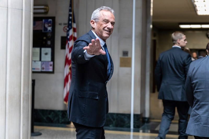 Candidatul independent la președinția SUA Robert F. Kennedy Jr. salută presa în fața Curții Supreme a comitatului Nassau din Mineola, N.Y., 21 august 2024. Sursa foto: Stefan Jeremiah / AP / Profimedia