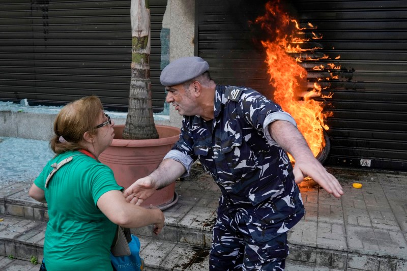 Bănci luate cu asalt în Liban. Oamenii cer să aibă acces la proprii bani