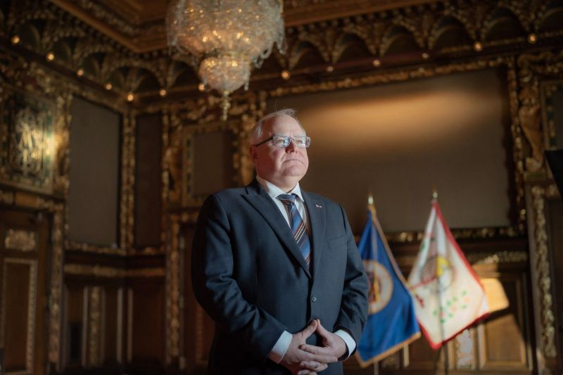 Tim Walz, guvernatorul Minnesotei, ales de Kamala Harris pentru postul de vicepreședinte: un preferat al progresiștilor, în căutarea votului conservator