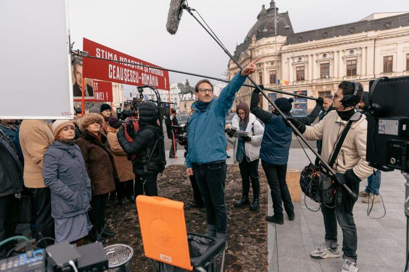 Filmul românesc premiat la Festivalul de la Veneția arată cum să pui „celebra și infama ciorbă” alături de un accident între două Dacii. Interviu cu Bogdan Mureșanu, regizorul filmului