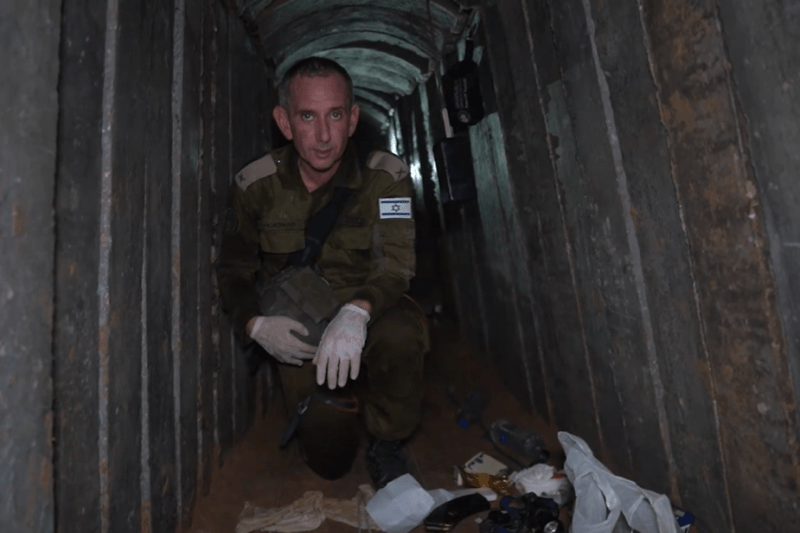 Daniel Hagari, purtătorul de cuvânt al IDF, în tunelul Hamas în care spune că au fost găsiți șase ostatici morți / FOTO/ Captură video