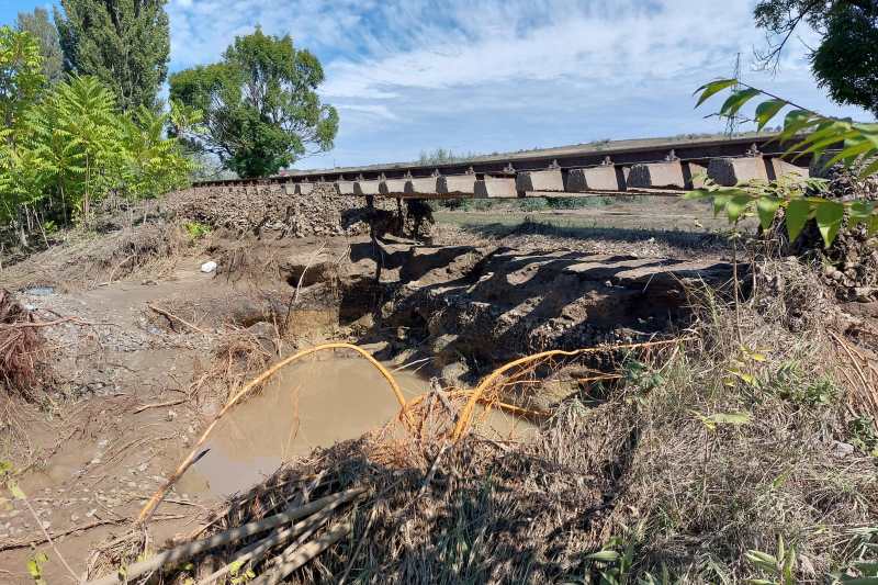 FOTO Linia de cale ferată Galați – Bârlad, distrusă grav în multe porțiuni din cauza inundațiilor