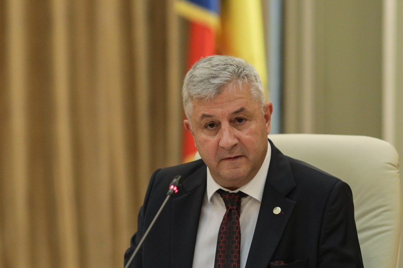 În timp ce liberalii se străduiesc să schimbe legea, Florin Iordache, șeful instituției care avizează proiectul, spune că Iohannis poate candida și acum: E o neînțelegere