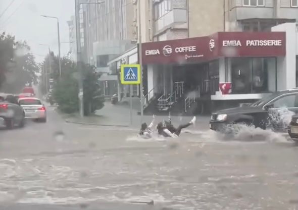 VIDEO Imagini dramatice la Chișinău. Oameni luați de șuvoaiele de apă de pe străzi