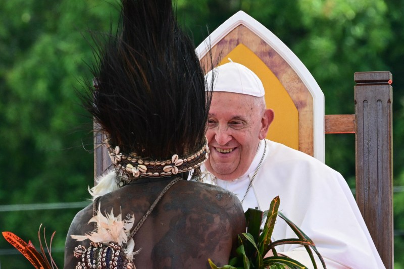 VIDEO Papa Francisc a zburat 1000 km cu un avion militar ca să ducă ajutoare în unul dintre cele mai izolate locuri din lume: „Trăiți într-un ținut magnific”