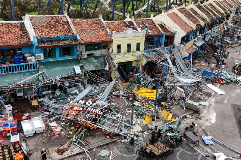 Clădiri avariate pe o stradă după ce super-taifunul Yagi a lovit Ha Long, în provincia Quang Ninh, Vietnam, la 8 septembrie 2024. Foto: NHAC NGUYEN / AFP / Profimedia