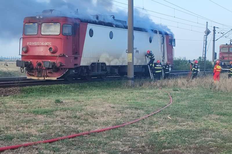 Locomotiva unui tren cu circa 100 de călători a luat foc în Prahova. Circulația mai multor trenuri, perturbată