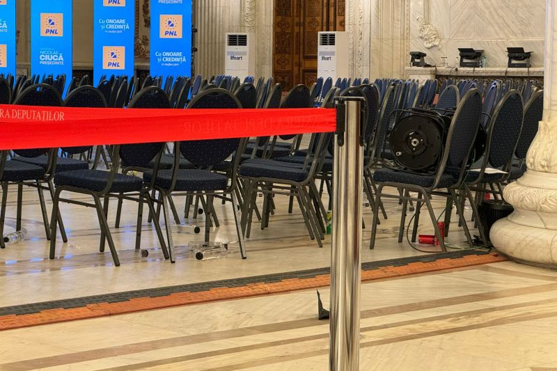 FOTO Gunoaie lăsate de liberali în Palatul Parlamentului, unde l-au validat pe Nicolae Ciucă pentru Cotroceni