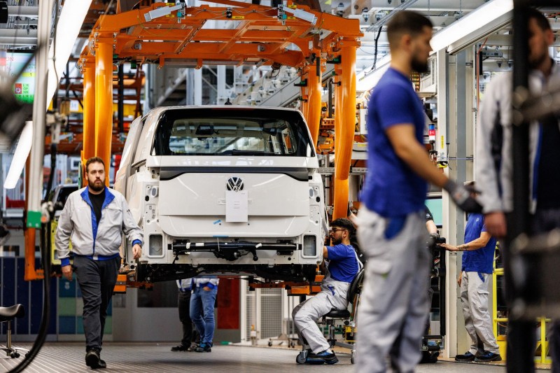 „Germania își distruge propria industrie”. Un economist german dă vina pe UE pentru problemele de la Volkswagen și de la alte mari companii 