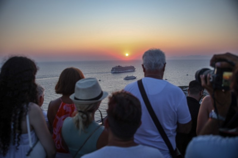 Taxă pentru pasagerii navelor de croazieră care fac escale în Mykonos şi Santorini. Cât vor trebui să plătească