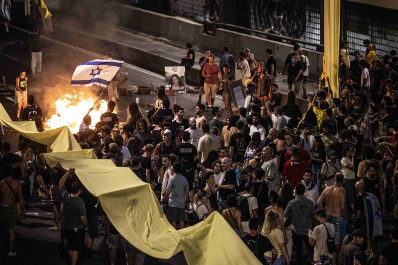 Mii de persoane protestează luni în Israel, cerând un acord de încetare a focului cu Hamas, după ce au fost descoperite cadavrele a șase ostatici / FOTO AA/ABACA / Abaca Press / Profimedia