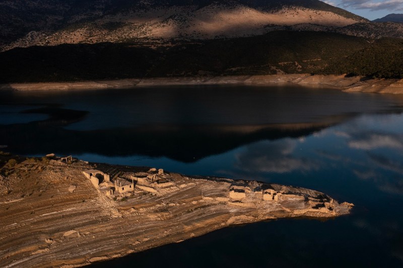 FOTO Un sat scufundat din Grecia a reapărut deasupra apelor din cauza secetei