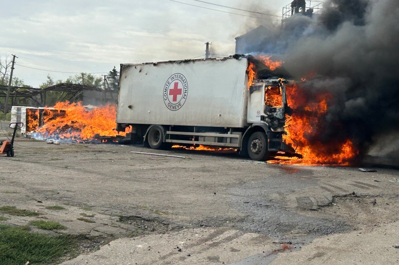 Camion umanitar Crucea Roșie, lovit de bombardamente în Donețk / Foto: Credit: HANDOUT / AFP / Profimedia