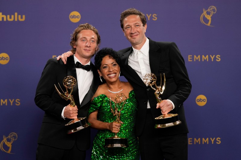 Jeremy Allen White, câștigător al premiului pentru actor principal într-un serial de comedie pentru „The Bear”, Liza Colon-Zayas, câștigătoare a premiului pentru actriță în rol secundar într-un serial comedie și Ebon Moss-Bachrach, câștigătorul premiului pentru actor secundar într-un serial de comedie, în timpul celei de-a 76-a ediții Primetime Emmy Awards, duminică, 15 septembrie 2024 / FOTO: Jae C. Hong / AP / Profimedia