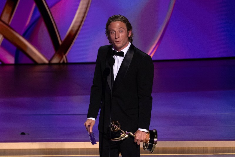 Două cuvinte din discursul actorului Jeremy Allen White au fost tăiate de televiziunea ABC la gala premiilor Emmy – VIDEO