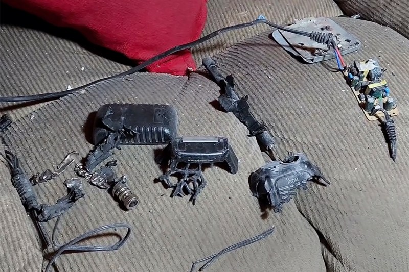 Imagine cu ceea ce a mai rămas dintr-un walkie-talkie care a explodat în interiorul unei case în Baalbek pe 18 septembrie / FOTO: AP / AP / Profimedia