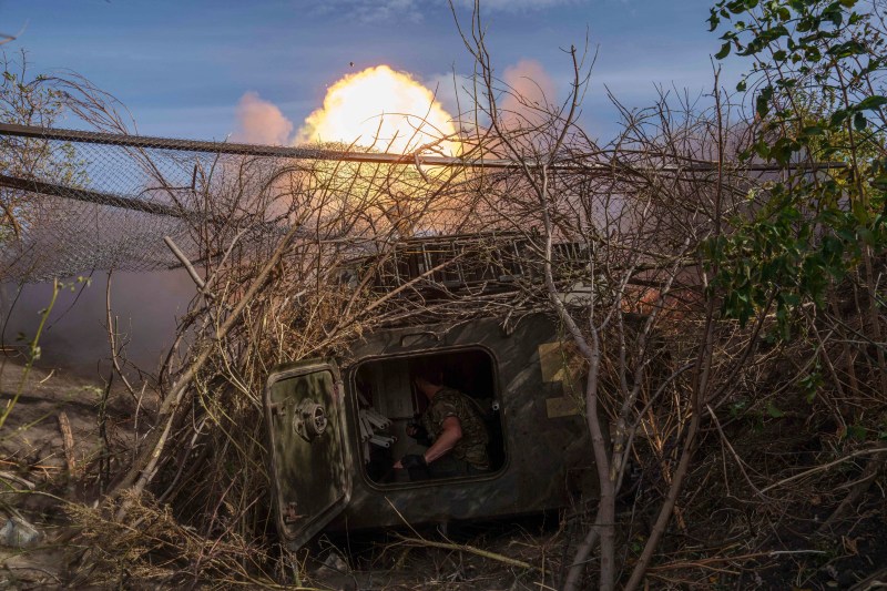 Militar ucrainean atacând pozițiile ruse din prima linie pe direcția Ceasiv Iar, regiunea Donețk, Ucraina, 27 septembrie 2024. FOTO: Evgeniy Maloletka / AP / Profimedia