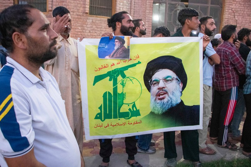 Afiș cu Hassan Nasrallah, liderul Hezbollah ucis de Israel / FOTO: Adil Abass / Zuma Press / Profimedia